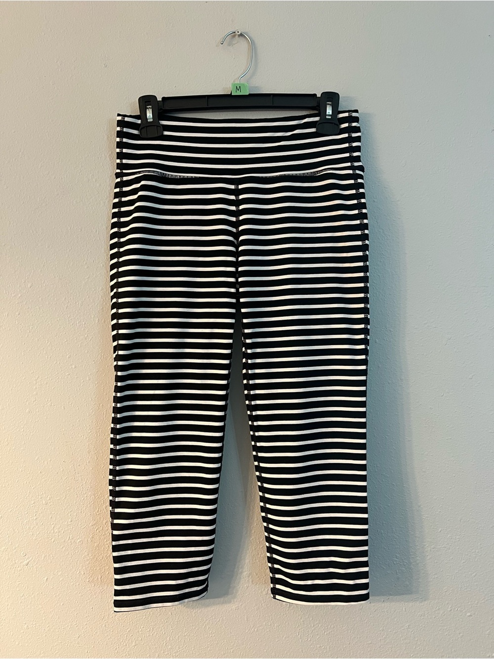 Athleta Black/White Striped Pull-On Capri Leggings Stretch Elastic Waist Sz M